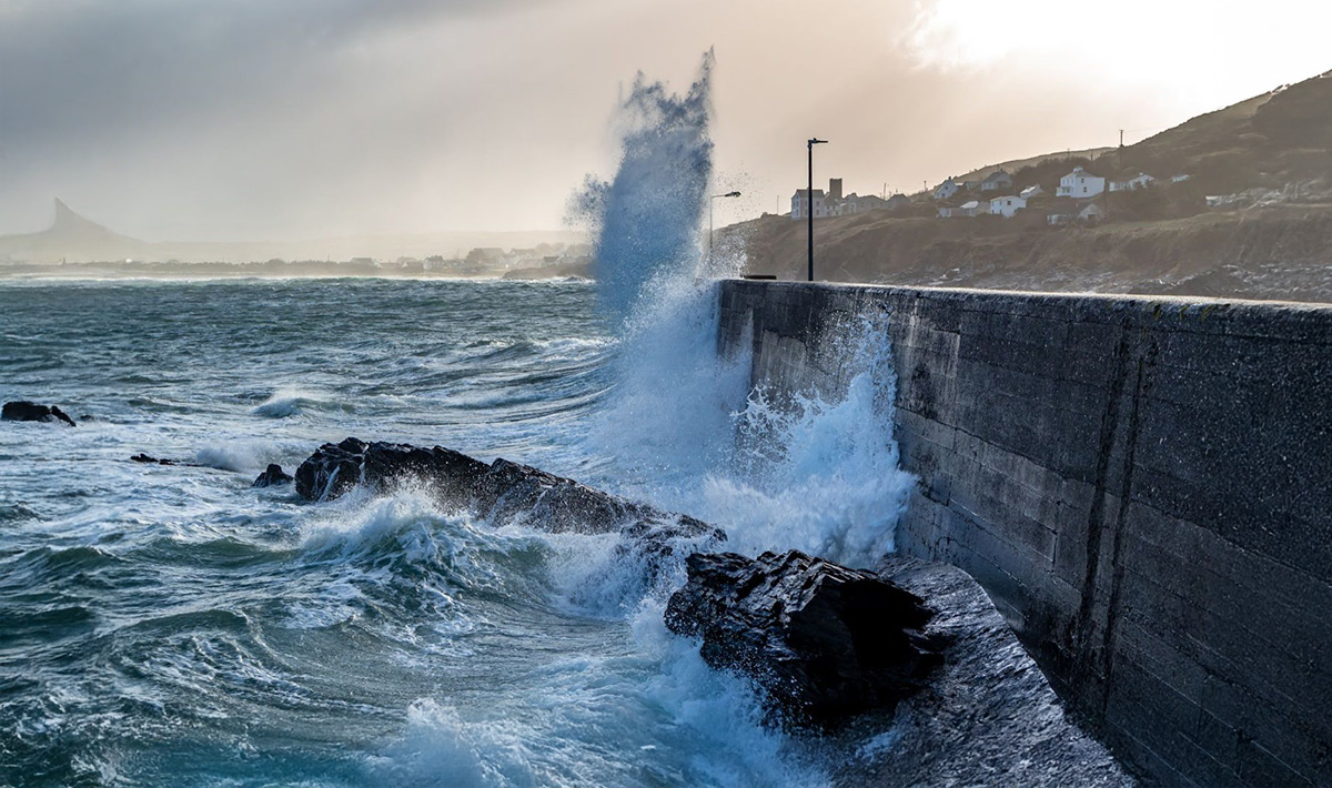 Storm Floris Skirts Ireland Leaving Thousands Without Power